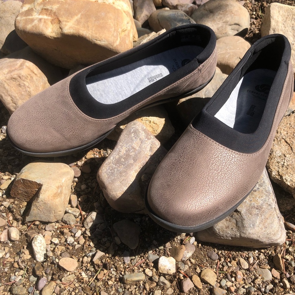 Clarks Cloudsteppers Tan and Black Flats Slip-On Shoes
